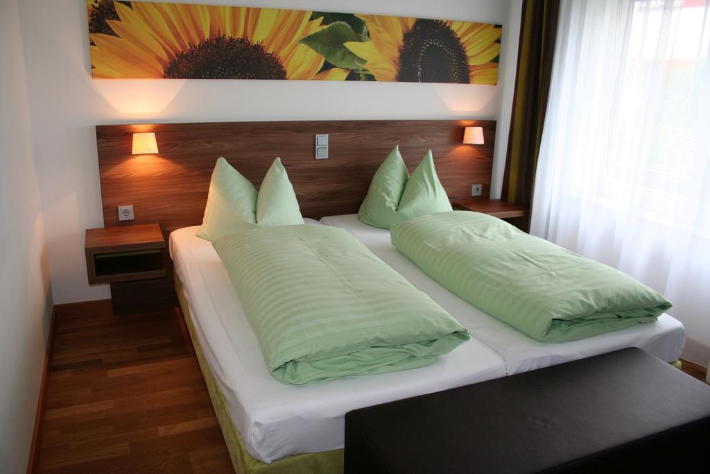 Stadthotel Bernstein เรเกนส์บวร์ก ภายนอก รูปภาพ